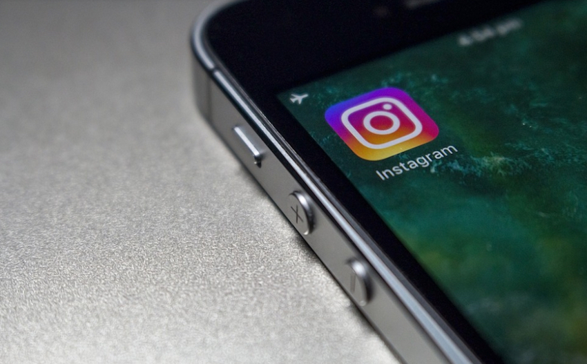 Smartphone con simbolo Instagram sullo schermo