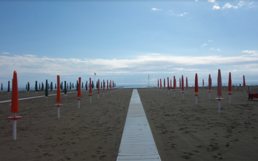Spiaggia italiana con ombrelloni chiusi