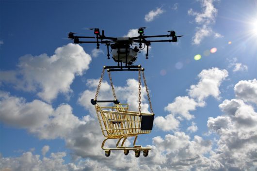 Drone che porta un carrello della spesa